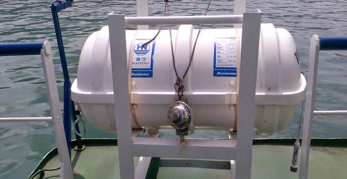 perlengkapan yang wajib ada pada liferaft atau rakit